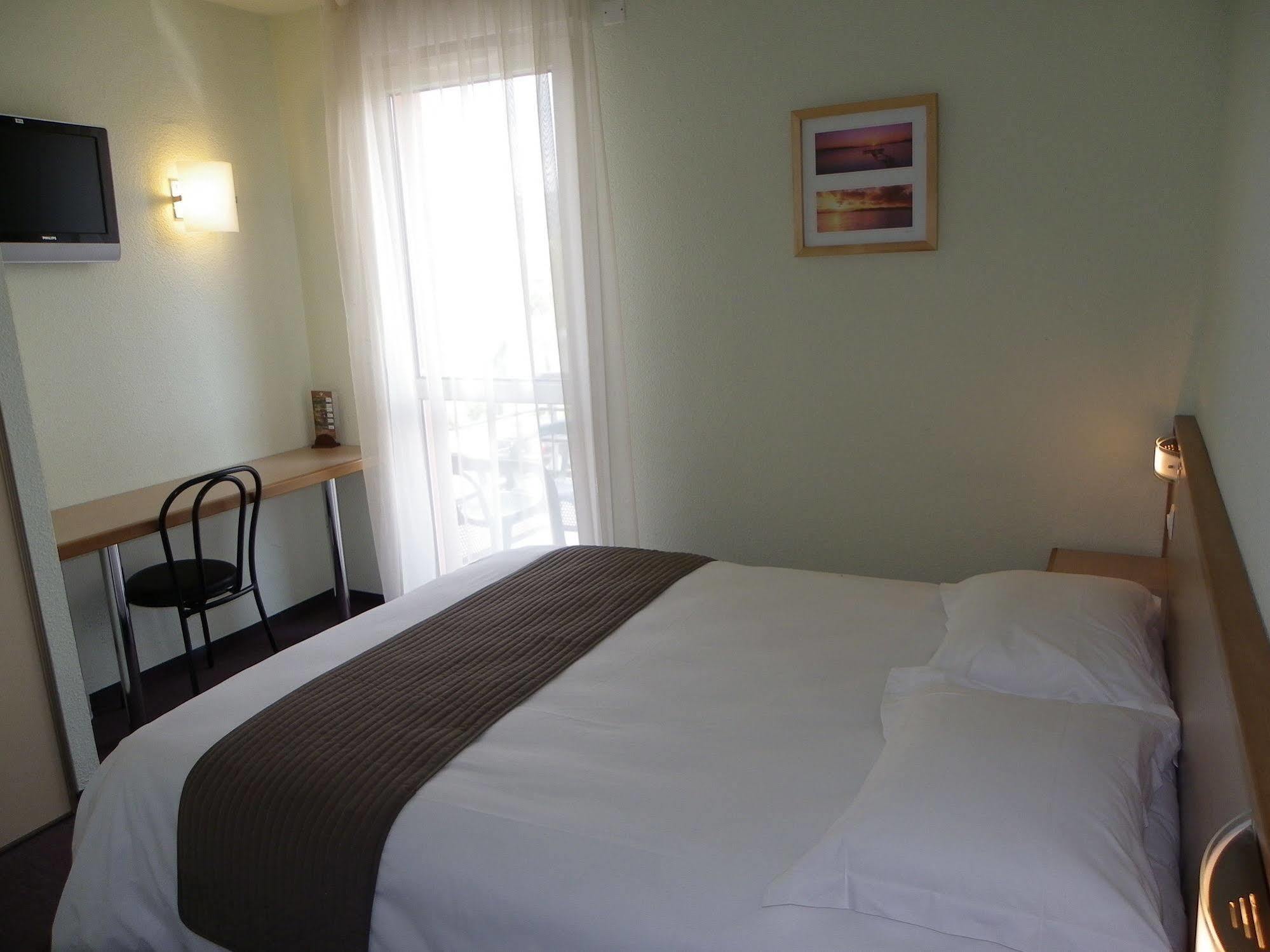 Hotel Restaurant Les Chataigniers プリヴァ エクステリア 写真