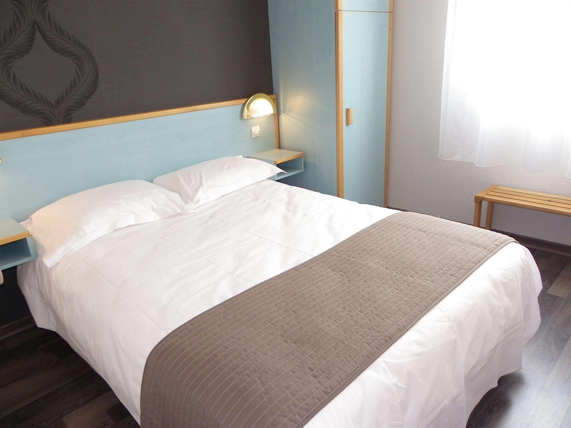 Hotel Restaurant Les Chataigniers プリヴァ エクステリア 写真
